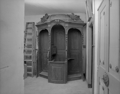 Confessionnal en dépôt dans la sacristie. © Région Bourgogne-Franche-Comté, Inventaire du patrimoine