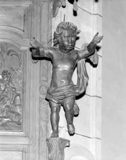 Détail : angelot droit du dorsal. © Région Bourgogne-Franche-Comté, Inventaire du patrimoine