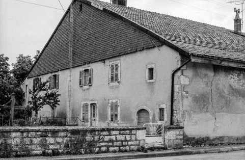 Ferme située 1 rue des Contours, datée des 18e et 19e siècles : vue de trois quarts droit. © Région Bourgogne-Franche-Comté, Inventaire du patrimoine