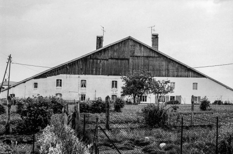 Ferme cadastrée 1975 F1 84-86, datée des 18e et 19e siècles : vue d'ensemble. © Région Bourgogne-Franche-Comté, Inventaire du patrimoine