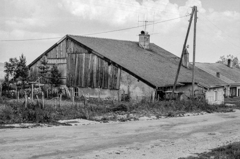 Ferme située 32 rue de Salins : façades latérale et postérieure avec débord de la partie habitation, pignon fermé par des planches et montée de grange. © Région Bourgogne-Franche-Comté, Inventaire du patrimoine