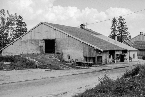 Ferme datée de 1750, cadastrée 1938 F 56 : vue de trois quarts gauche depuis la rue. © Région Bourgogne-Franche-Comté, Inventaire du patrimoine