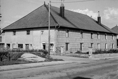 Ferme double datée de 1885, cadastrée 1938 F 140-145 : façades antérieure et latérale gauche. © Région Bourgogne-Franche-Comté, Inventaire du patrimoine