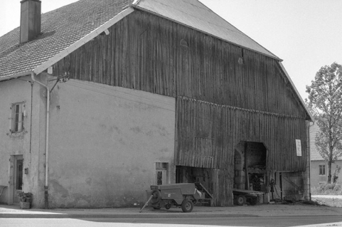 Ferme située route de Salins, cadastrée 1975 ZE 16, datée de 1870 : façade latérale droite sur rue. © Région Bourgogne-Franche-Comté, Inventaire du patrimoine