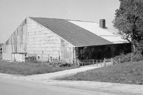 Ferme cadastrée 1975 ZE 92 a et 105 a, datée des 18e et 19e siècles : vue de trois quarts gauche. © Région Bourgogne-Franche-Comté, Inventaire du patrimoine