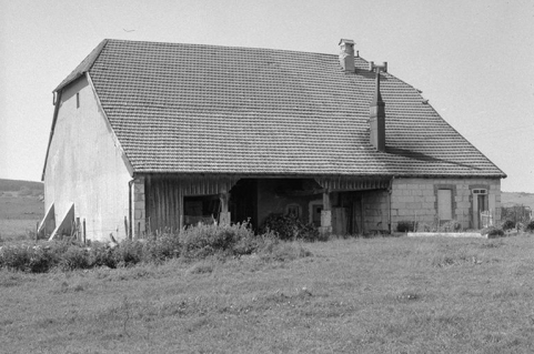 Ferme située rue de Cuvier, cadastrée 1975 ZE 2a, datée du 19e siècle : façade antérieure et latérale gauche. © Région Bourgogne-Franche-Comté, Inventaire du patrimoine