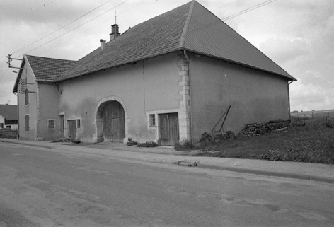 Ferme située 13 Grande Rue, datée de 1857 : vue d'ensemble de trois quarts droit. © Région Bourgogne-Franche-Comté, Inventaire du patrimoine