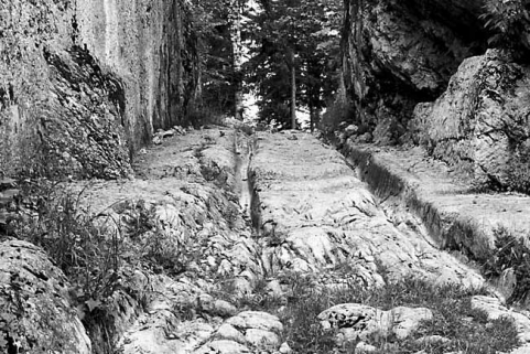 Passage taillé dans le rocher. © Région Bourgogne-Franche-Comté, Inventaire du patrimoine