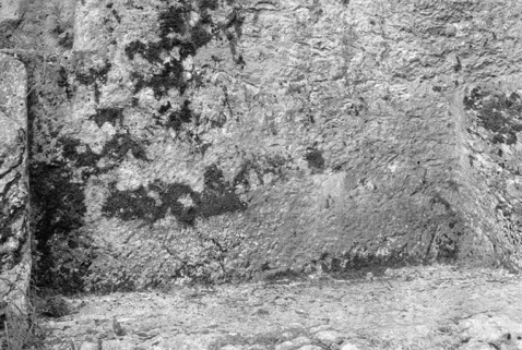 Logement de la porte qui fermait le passage taillé dans la roche. © Région Bourgogne-Franche-Comté, Inventaire du patrimoine