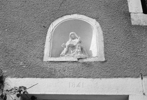 Détail : niche au-dessus de la porte d'entrée. © Région Bourgogne-Franche-Comté, Inventaire du patrimoine