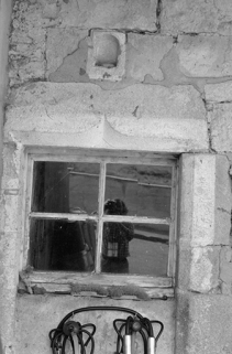 Ferme située route de Villeneuve, cadastrée 1961 AB 64 : fenêtre et niche. © Région Bourgogne-Franche-Comté, Inventaire du patrimoine