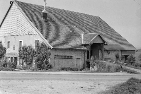 Ferme située route de Villeneuve, cadastrée 1961 AB 14-15 : façades antérieure et latérale droite. La ferme a brûlé après 1975. © Région Bourgogne-Franche-Comté, Inventaire du patrimoine