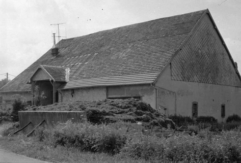 Ferme située route de Villeneuve, cadastrée 1961 AB 14-15 : façades postérieure et latérale droite.  La ferme a brûlé après 1975. © Région Bourgogne-Franche-Comté, Inventaire du patrimoine