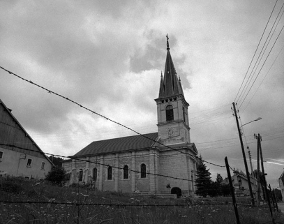 Extérieur : chevet et façade latérale gauche. © Région Bourgogne-Franche-Comté, Inventaire du patrimoine