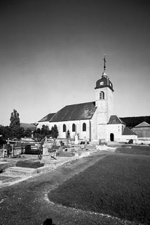Façade latérale gauche et cimetière. © Région Bourgogne-Franche-Comté, Inventaire du patrimoine