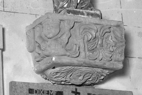 Socle vu de trois quarts gauche. © Région Bourgogne-Franche-Comté, Inventaire du patrimoine