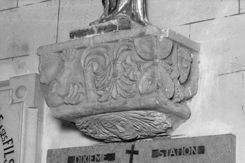 Socle vu de trois quarts droit. © Région Bourgogne-Franche-Comté, Inventaire du patrimoine