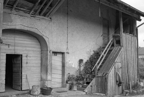 Fermes datées de 1880 et 1706, situées 15 et 15 bis avenue des Turquoises : entrée et porte de grange. © Région Bourgogne-Franche-Comté, Inventaire du patrimoine