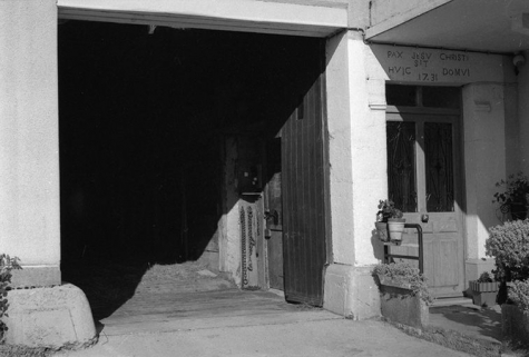 Ferme  datée de 1731, située rue du Chalet, cadastrée 1972 AB 62 : entrée de grange et entrée d'habitation. © Région Bourgogne-Franche-Comté, Inventaire du patrimoine