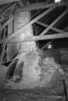 Intérieur : charpente et cheminée. © Région Bourgogne-Franche-Comté, Inventaire du patrimoine