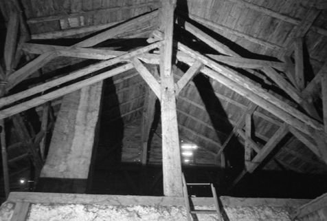 Intérieur : charpente et cheminée. © Région Bourgogne-Franche-Comté, Inventaire du patrimoine