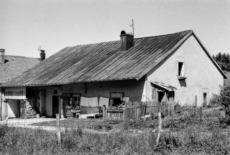 Ferme du 19e siècle, située au lieudit Le Lernier, cadastrée 1967 AB 123 : vue de trois quarts droit. © Région Bourgogne-Franche-Comté, Inventaire du patrimoine