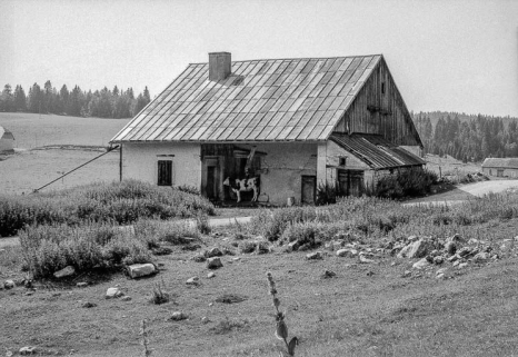 Ferme située au lieudit Le Pré Poncet : Vue d'ensemble dans le site. © Région Bourgogne-Franche-Comté, Inventaire du patrimoine