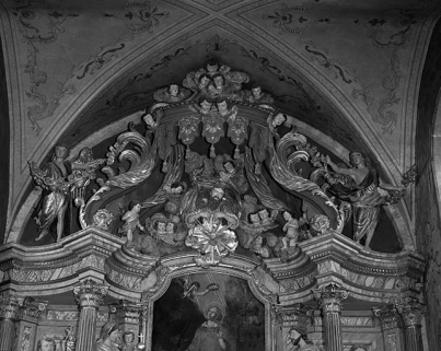 Maître-autel : détail, couronnement. © Région Bourgogne-Franche-Comté, Inventaire du patrimoine