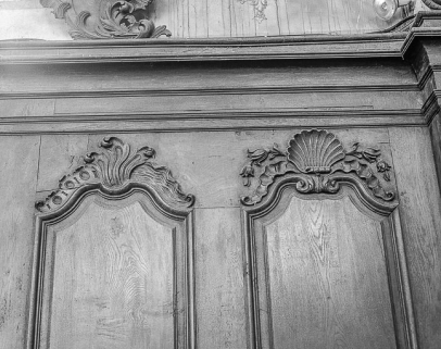Détail de la partie supérieure des boiseries, côté gauche : 9e et 10e panneaux. © Région Bourgogne-Franche-Comté, Inventaire du patrimoine