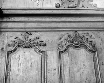 Détail de la partie supérieure des boiseries, côté gauche : 8e, 9e et 10e panneaux. © Région Bourgogne-Franche-Comté, Inventaire du patrimoine