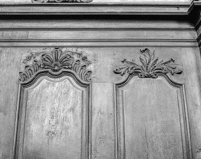 Détail de la partie haute des boiseries, côté gauche : 6e et 7e panneaux. © Région Bourgogne-Franche-Comté, Inventaire du patrimoine
