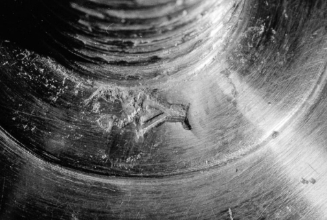 Détail : coupe, lettre date. © Région Bourgogne-Franche-Comté, Inventaire du patrimoine