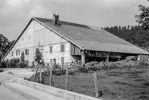Ferme cadastrée 1972 ZM 5a-6a, située rue du Bois du Désert : façades antérieure et latérale droite. © Région Bourgogne-Franche-Comté, Inventaire du patrimoine