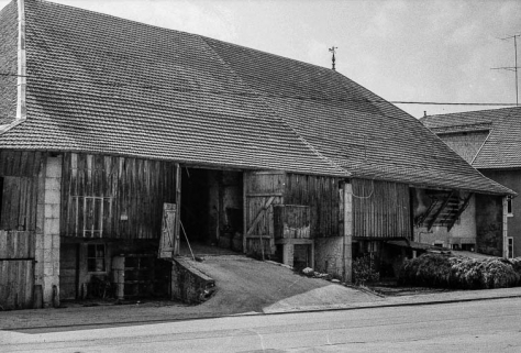 Ferme cadastrée 1972 ZM 63a-64a : façade à long-pan sur rue. © Région Bourgogne-Franche-Comté, Inventaire du patrimoine