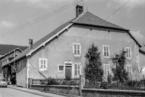 Ferme cadastrée 1972 ZM 67a : façade antérieure et façade sur rue. © Région Bourgogne-Franche-Comté, Inventaire du patrimoine