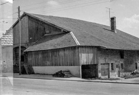 Ferme cadastrée 1972 ZM 90a-91a : façades postérieure et latérale droite. © Région Bourgogne-Franche-Comté, Inventaire du patrimoine