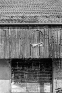Ferme située 1 rue de Longeville : fermeture de l'auvent par une galerie supérieure. © Région Bourgogne-Franche-Comté, Inventaire du patrimoine