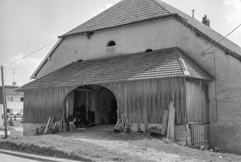 Ferme située 66 Grande Rue : entrée de la grange haute surmontée par une construction en bois. © Région Bourgogne-Franche-Comté, Inventaire du patrimoine