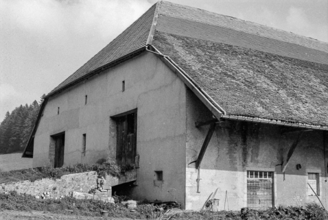 Ferme cadastrée 1954 D 8, située au lieudit Granges Maillot, L'Hermitage : façades postérieure et latérale gauche. © Région Bourgogne-Franche-Comté, Inventaire du patrimoine