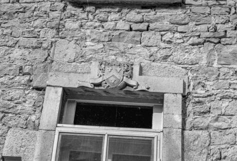 Blason au- dessus de la porte d'entrée. © Région Bourgogne-Franche-Comté, Inventaire du patrimoine
