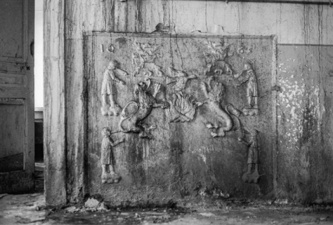 Plaque de cheminée dans la cuisine. © Région Bourgogne-Franche-Comté, Inventaire du patrimoine