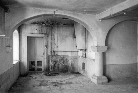 Cuisine : pilier central et porte menan au "poêle". © Région Bourgogne-Franche-Comté, Inventaire du patrimoine