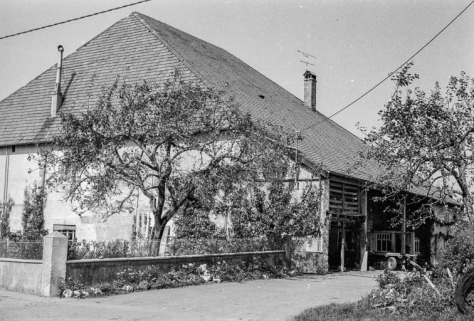 Ferme cadastrée 1961 AB 83 : façades antérieure et latérale droite. © Région Bourgogne-Franche-Comté, Inventaire du patrimoine