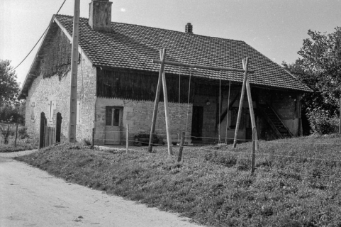 Ferme cadastrée 1961 B2 136 : façades antérieure et latérale gauche. © Région Bourgogne-Franche-Comté, Inventaire du patrimoine