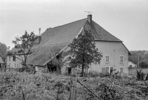 Ferme cadastrée 1939 F 2-3 : façades antérieure et latérale gauche. © Région Bourgogne-Franche-Comté, Inventaire du patrimoine