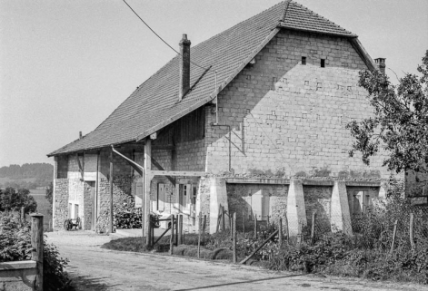 Ferme cadastrée 1961 AB 31 : façades antérieure et latérale droite. © Région Bourgogne-Franche-Comté, Inventaire du patrimoine