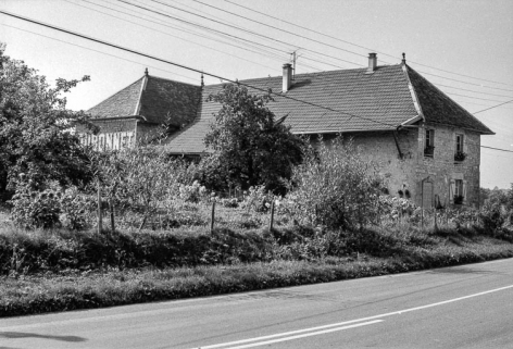 Ferme cadastrée 1961 AB 12, datée de 1771 : façades antérieure et latérale droite. © Région Bourgogne-Franche-Comté, Inventaire du patrimoine