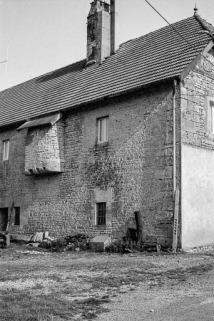 Partie droite de la façade postérieure avec le cul-du-four extérieur suspendu. © Région Bourgogne-Franche-Comté, Inventaire du patrimoine