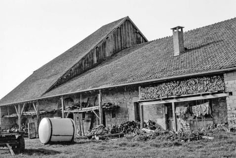 Ferme cadastrée 1961 C 27, située au lieudit Narbaud : façade postérieure vue de trois quarts droit. © Région Bourgogne-Franche-Comté, Inventaire du patrimoine