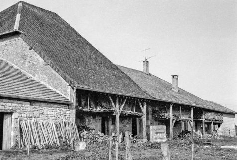 Ferme cadastrée 1961 C 27, située au lieudit Narbaud : façade postérieure vue de trois quarts gauche. © Région Bourgogne-Franche-Comté, Inventaire du patrimoine